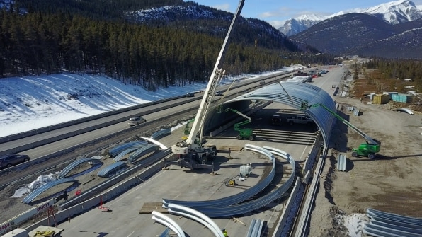 These massive steel arches will soon be a bridge for bears, elk, and other wildlife | DeviceDaily.com