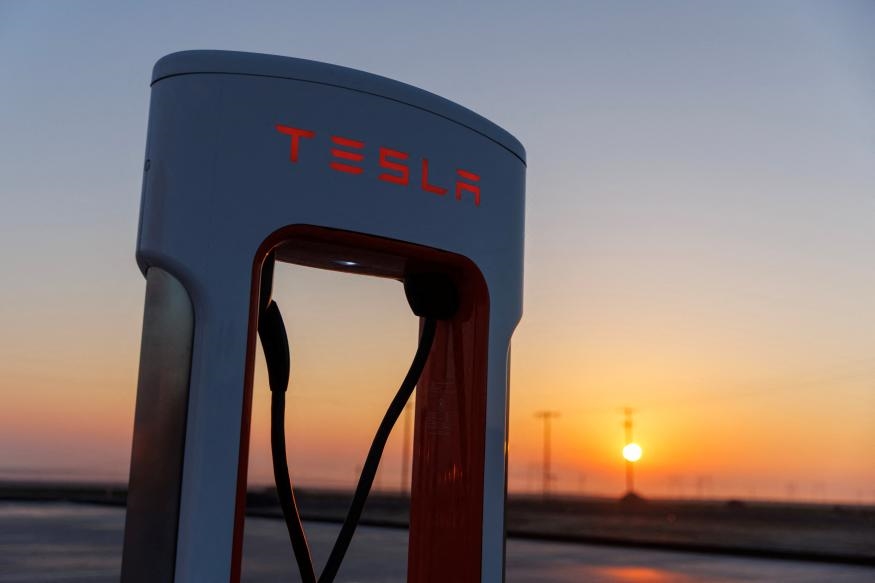 Tesla will open its Supercharger network to other EVs in Canada | DeviceDaily.com