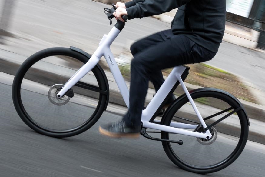 Cowboy Cruiser e-bike offers a more upright ride | DeviceDaily.com