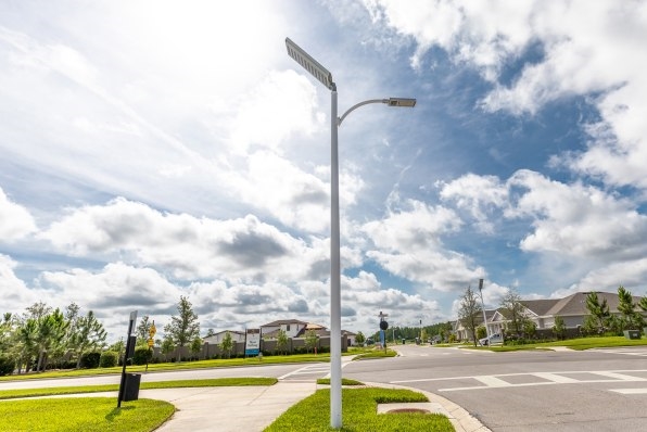 These new solar streetlights stay on when the power goes off | DeviceDaily.com