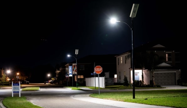 These new solar streetlights stay on when the power goes off | DeviceDaily.com