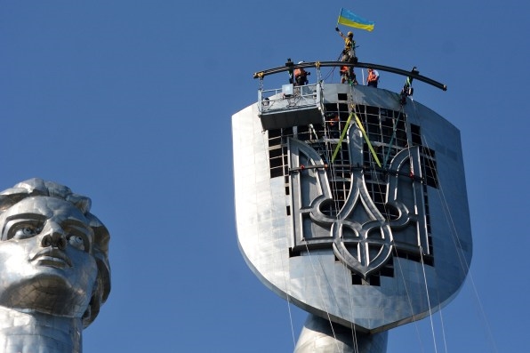 Ukraine redesigned its most famous monument to be a gigantic ‘screw you’ to Putin | DeviceDaily.com