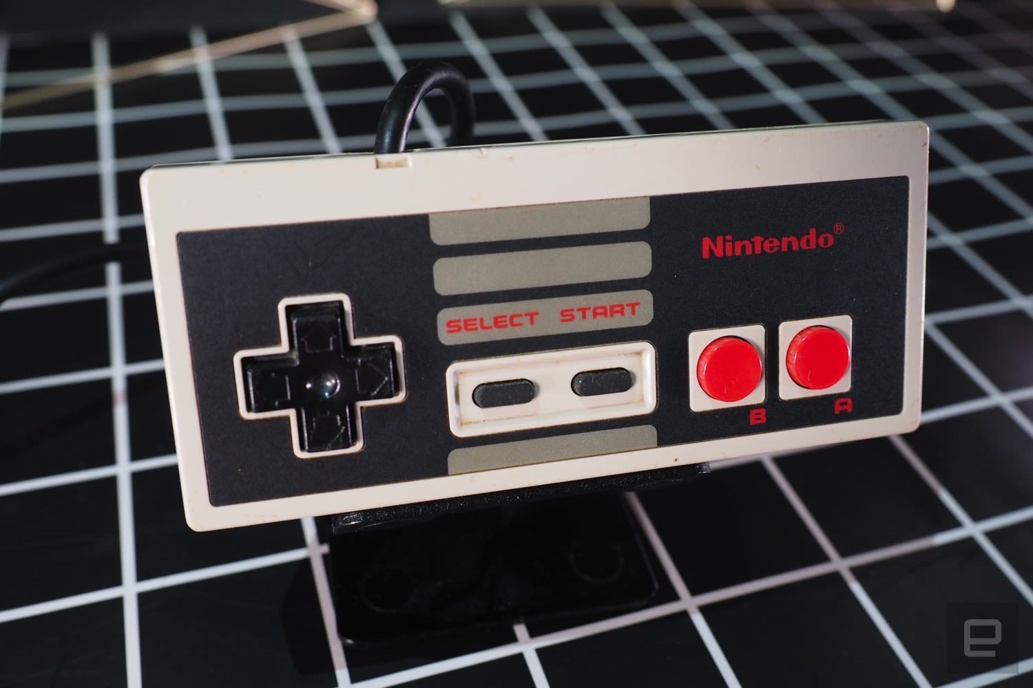 The NES at 40: Seven ways it changed the gaming world forever | DeviceDaily.com A close up of a Nintendo Entertainment System controller. | DeviceDaily.com