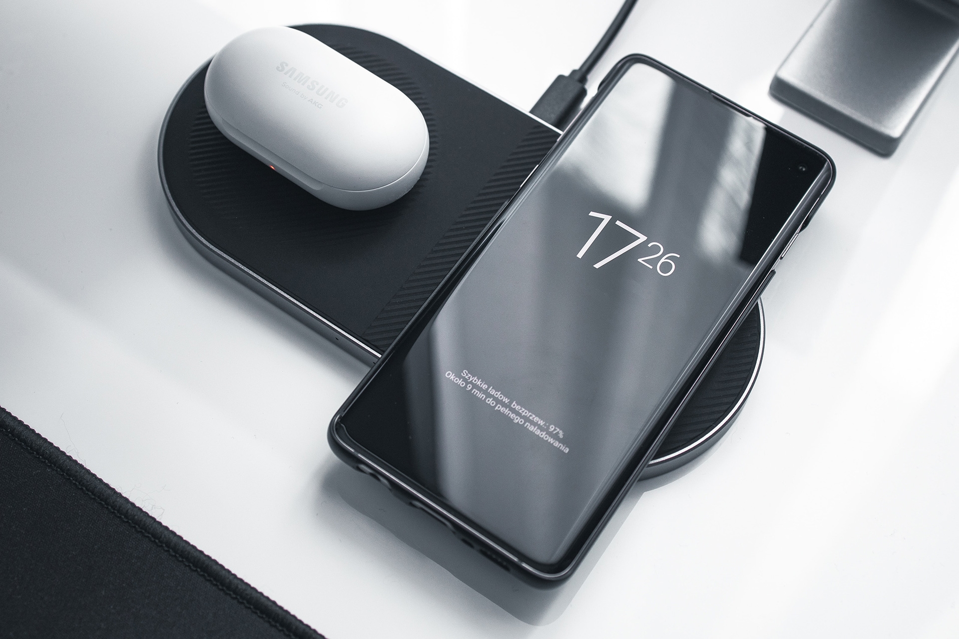 Multi-device wireless charger with Android phone and Samsung earbuds | DeviceDaily.com