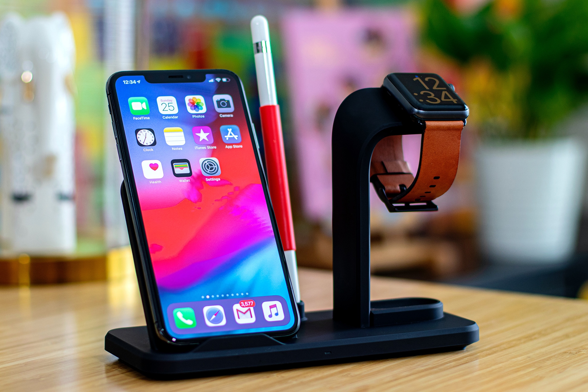 Multi-device wireless charger with iPhone and Apple Watch | DeviceDaily.com