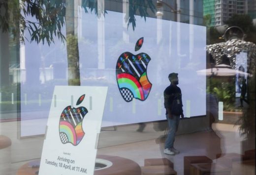 Apple services are making more cash than ever, but revenue shrank for the third quarter in a row