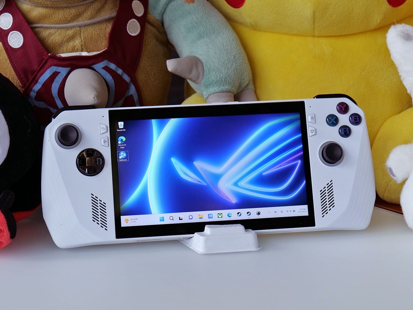 Lenovo Legion Go hands-on: A more Switch-like handheld gaming PC | DeviceDaily.com