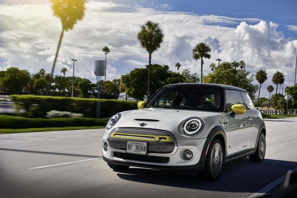 The Mini Cooper Electric gets a brand new look and up to 250 miles of range | DeviceDaily.com