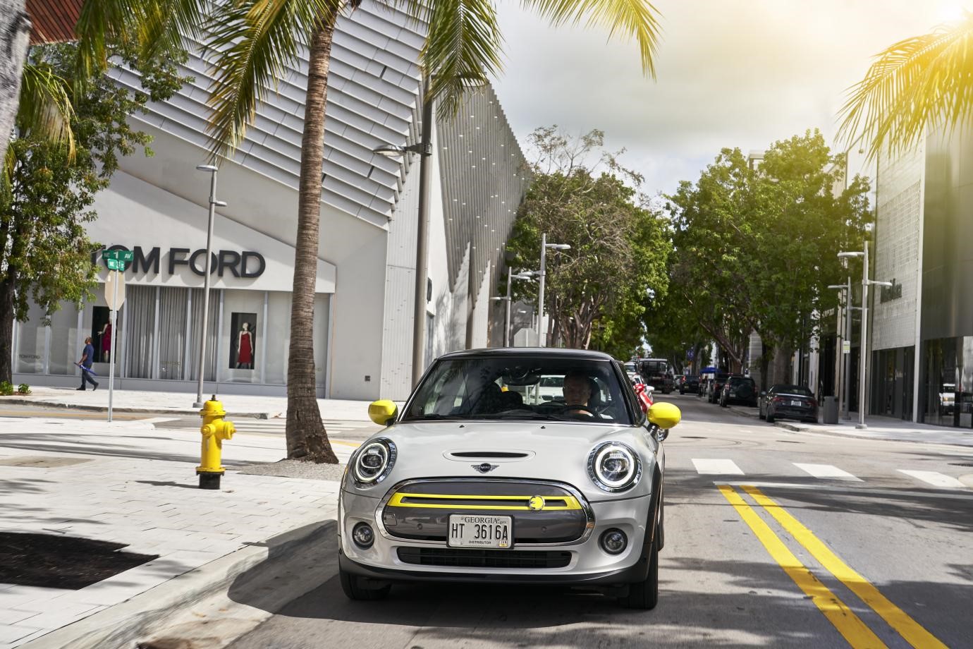 The Mini Cooper Electric gets a brand new look and up to 250 miles of range | DeviceDaily.com