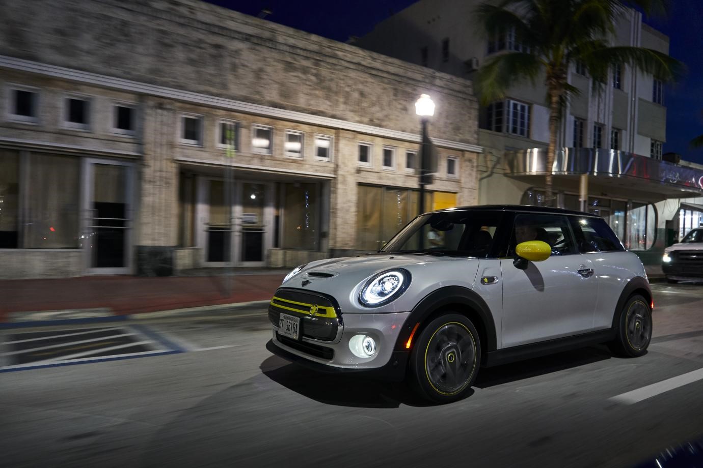 The Mini Cooper Electric gets a brand new look and up to 250 miles of range | DeviceDaily.com