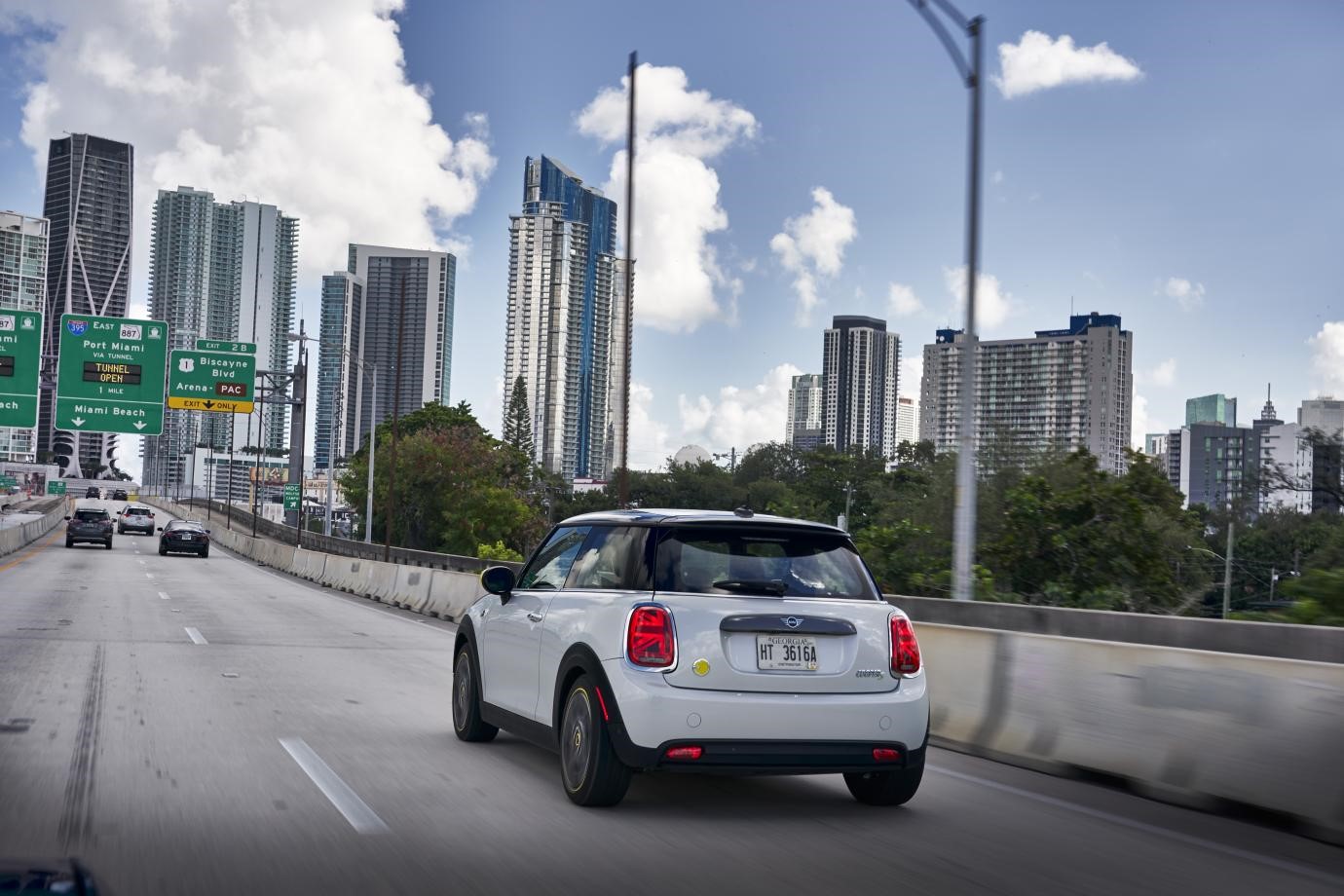 The Mini Cooper Electric gets a brand new look and up to 250 miles of range | DeviceDaily.com