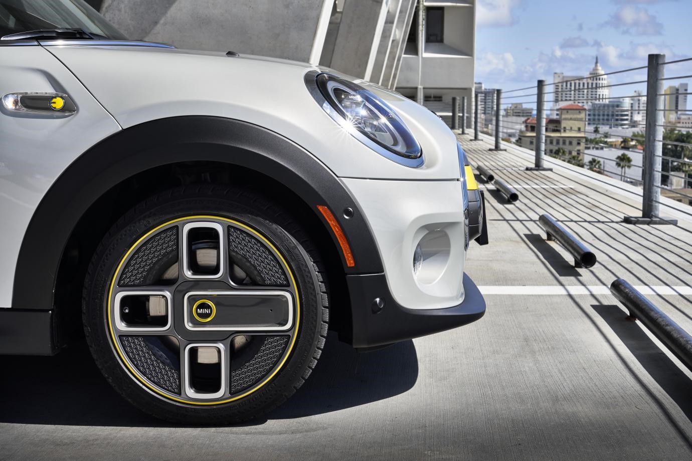 The Mini Cooper Electric gets a brand new look and up to 250 miles of range | DeviceDaily.com