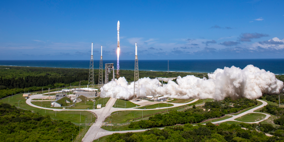 Amazon's first internet satellite launch was a success | DeviceDaily.com Amazon's first internet satellite launch was a success | DeviceDaily.com