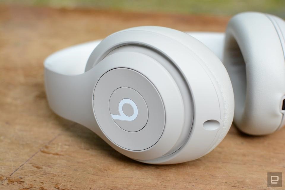Beats Studio Pro ANC headphones fall back to a low of $250 | DeviceDaily.com