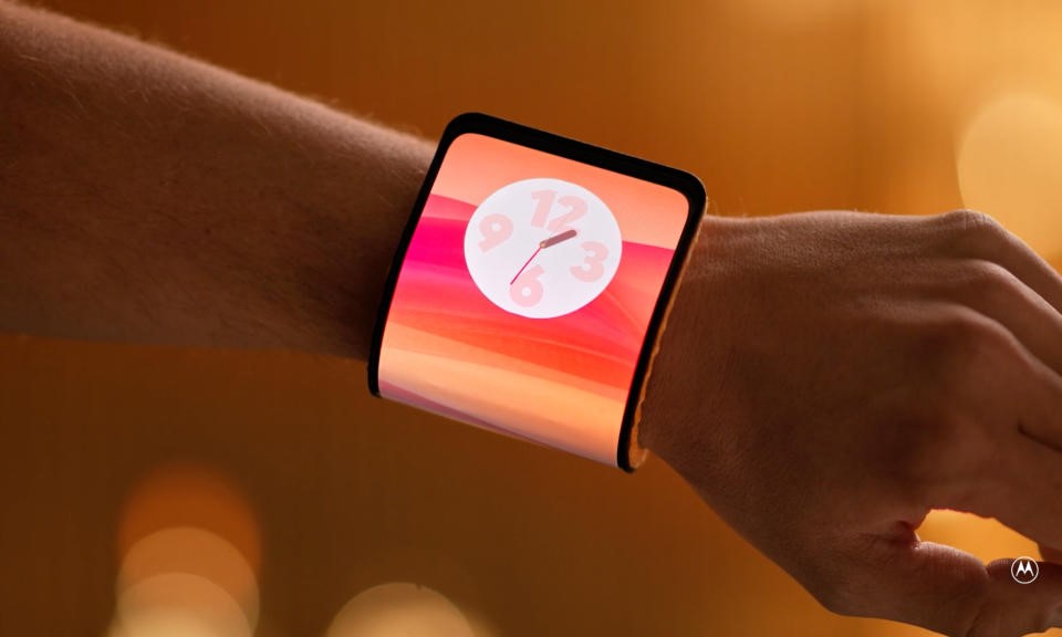 Motorola is back with another slap bracelet phone concept | DeviceDaily.com