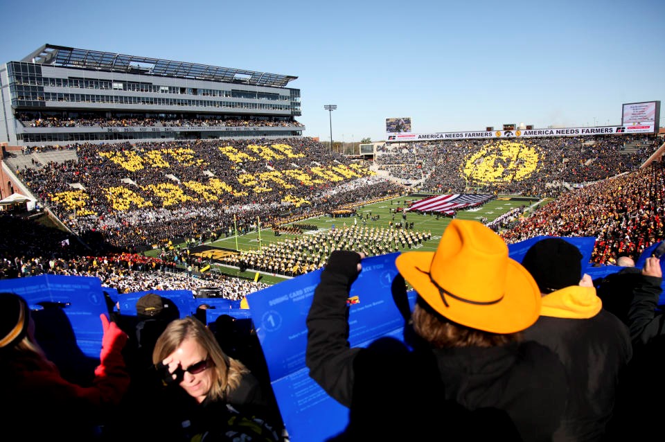 Stadium card stunts and the art of programming a crowd | DeviceDaily.com