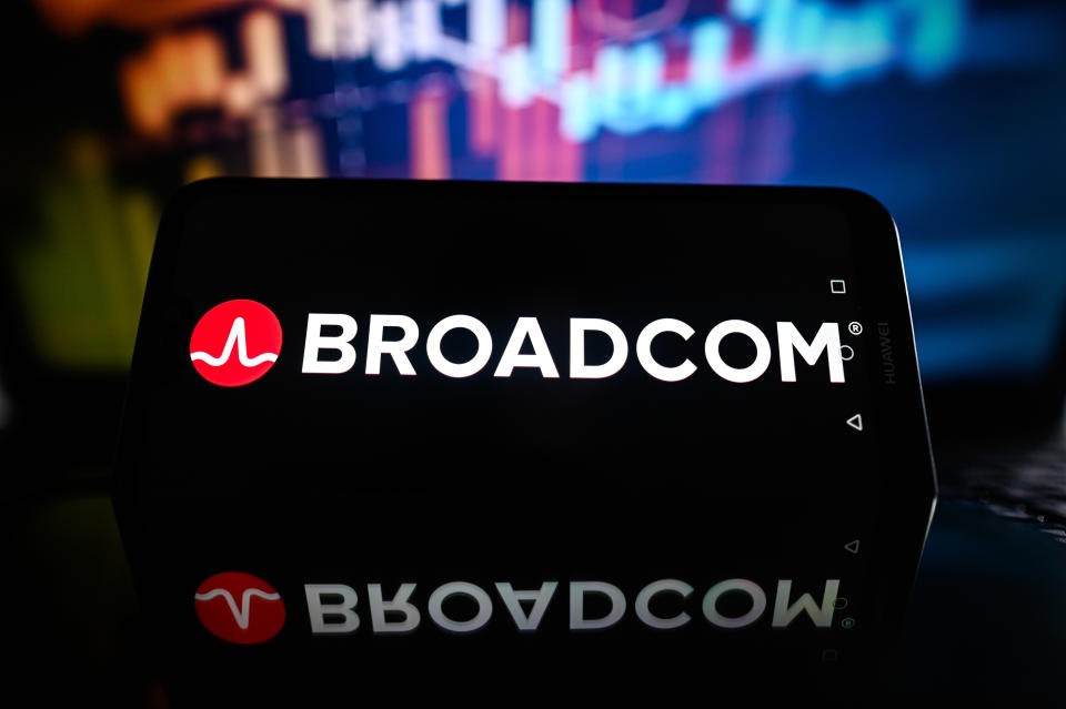 Broadcom closes its $61 billion megadeal with VMware | DeviceDaily.com