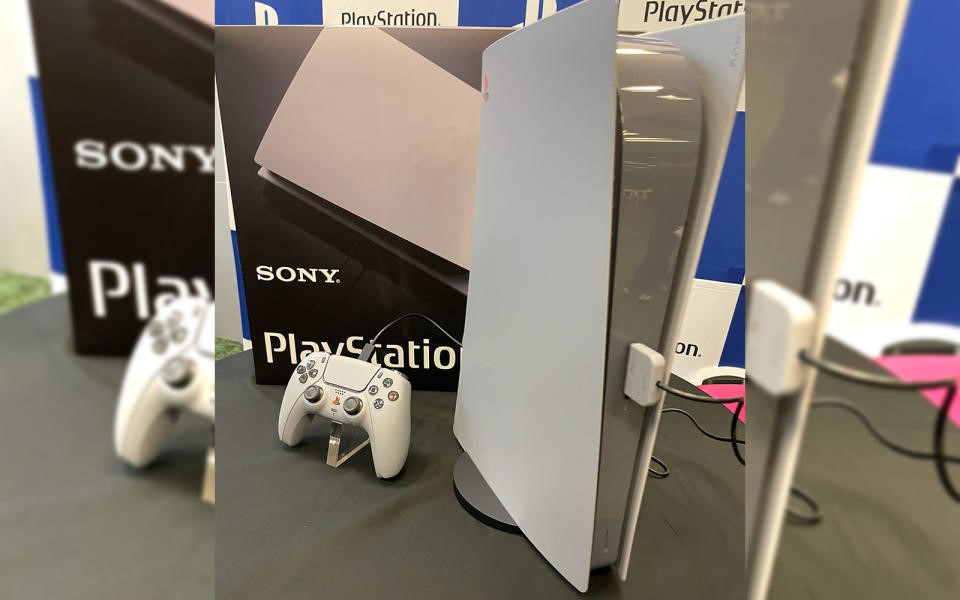 A PS1-themed PlayStation 5 | DeviceDaily.com