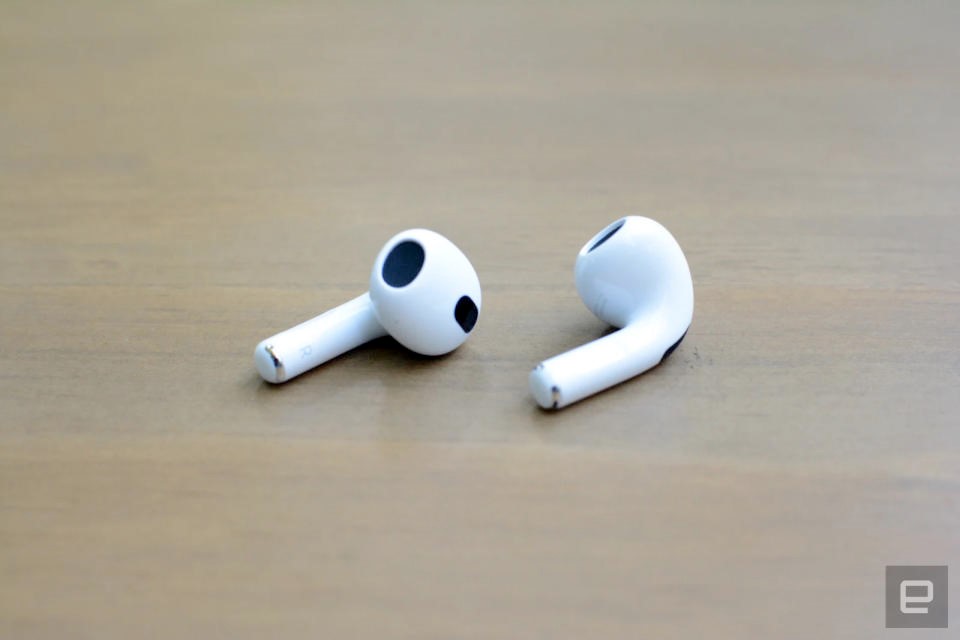 Apple’s third-generation AirPods are back on sale for $140 | DeviceDaily.com Apple’s third-generation AirPods are back on sale for $140 | DeviceDaily.com