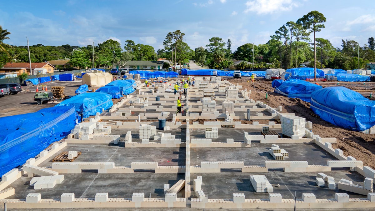 It only took 11 people to build this Lego-like apartment complex in Florida | DeviceDaily.com