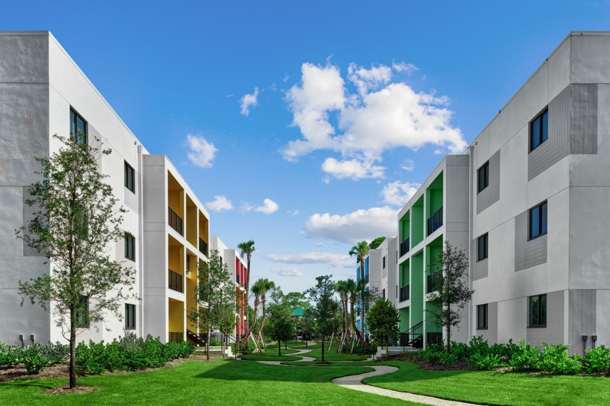 It only took 11 people to build this Lego-like apartment complex in Florida | DeviceDaily.com