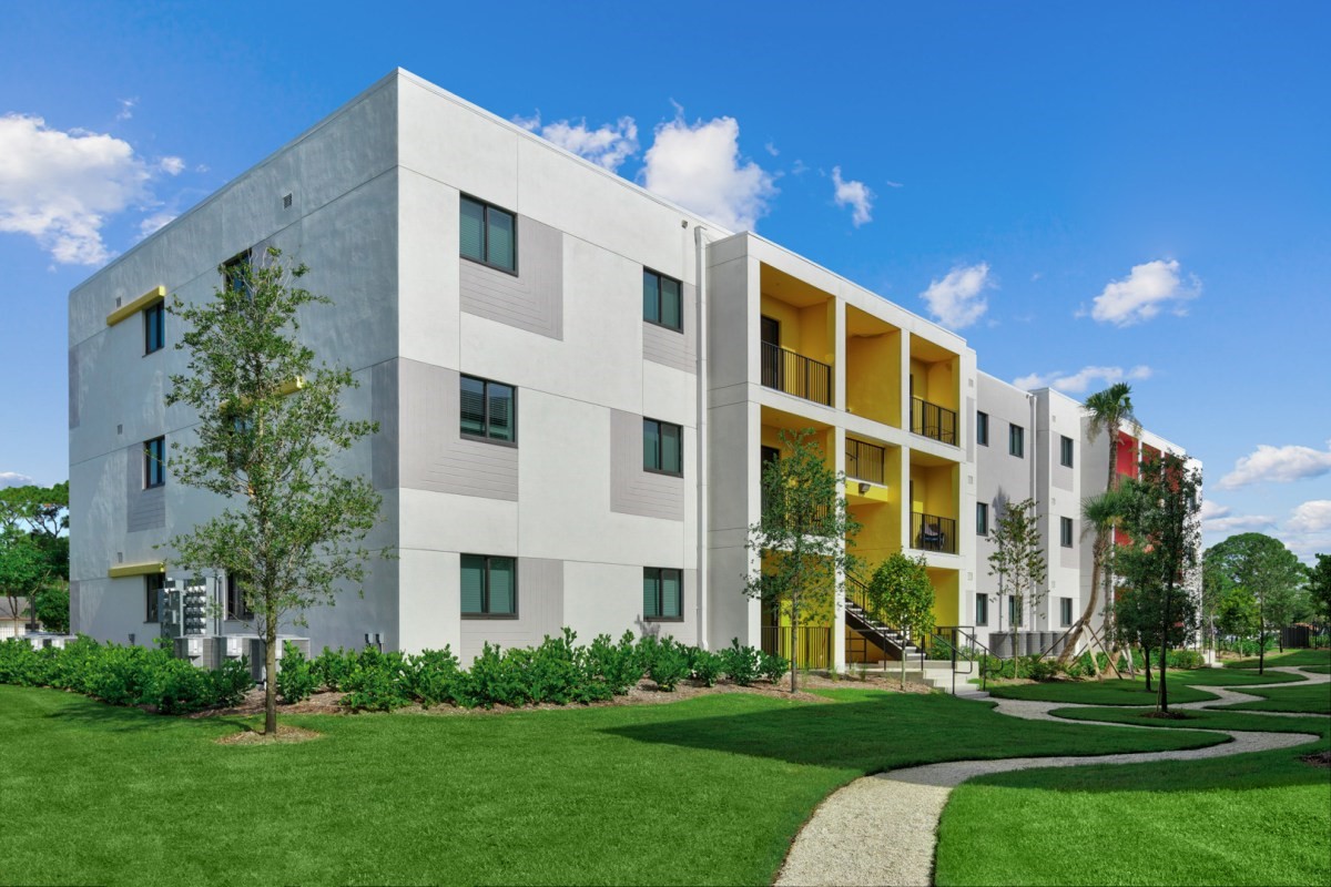 It only took 11 people to build this Lego-like apartment complex in Florida | DeviceDaily.com