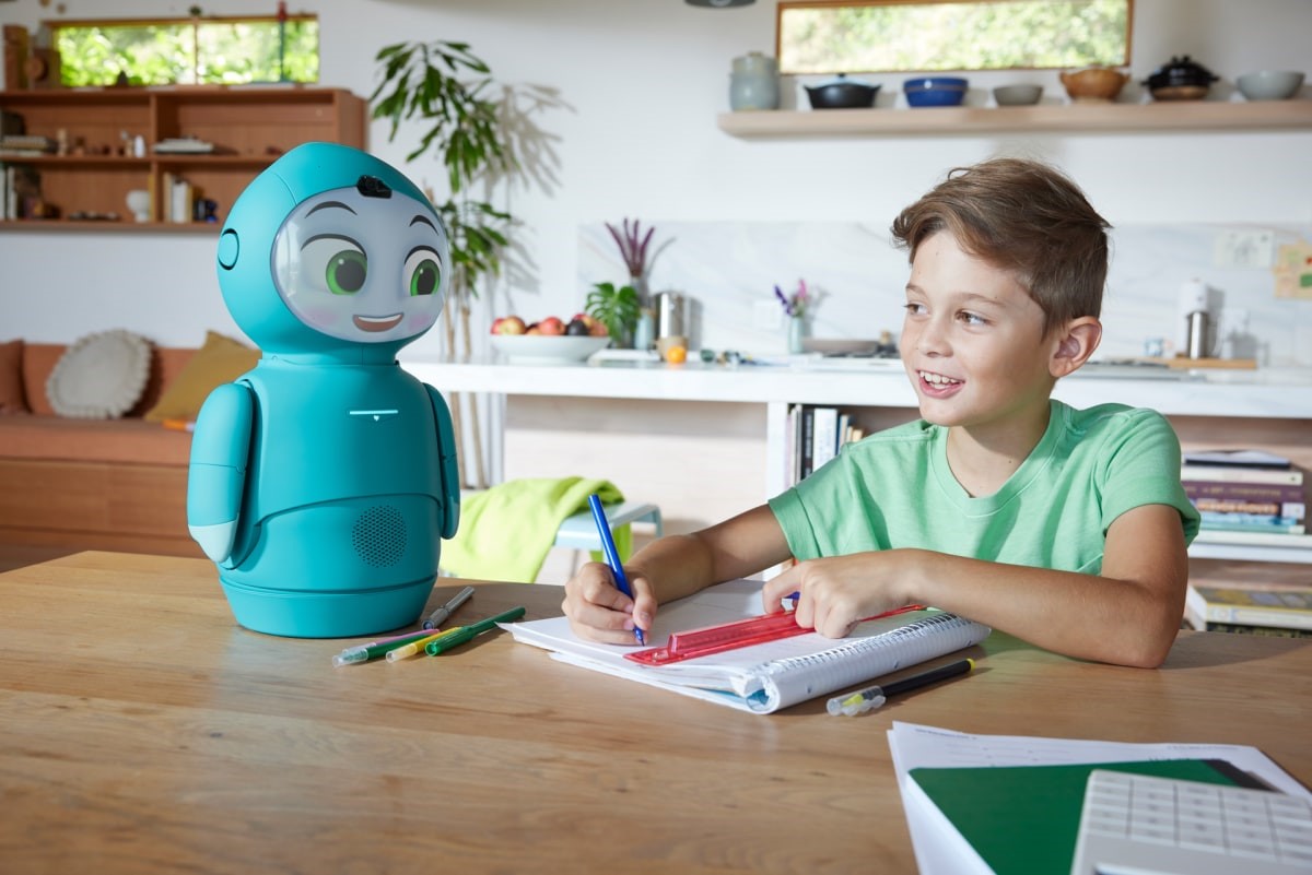 Kids robot Moxie gets AI upgrade and tutoring features | DeviceDaily.com