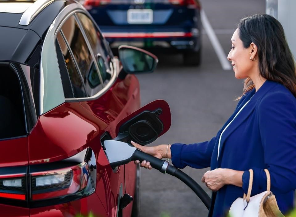 Volkswagen, Audi and Porsche are finally switching to Tesla's charging standard | DeviceDaily.com