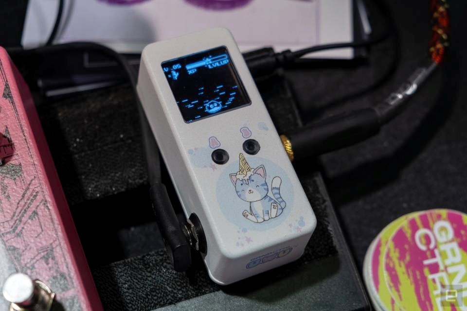 The UwU Virtual Pet Buffer is a Tamagotchi in a guitar pedal | DeviceDaily.com