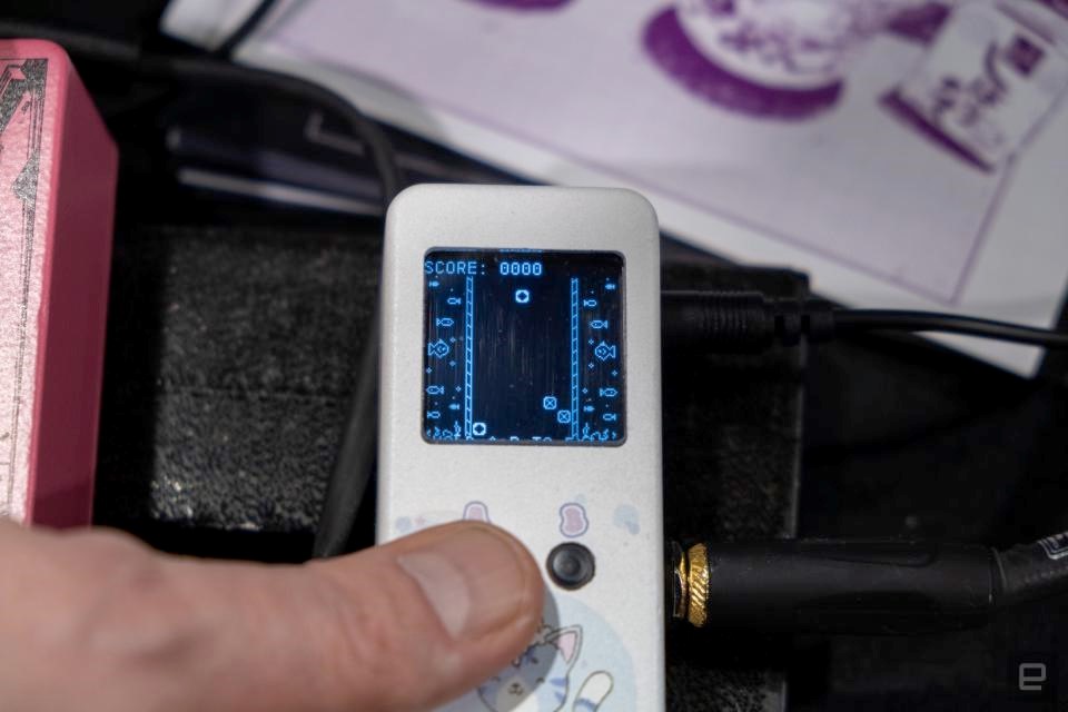 The UwU Virtual Pet Buffer is a Tamagotchi in a guitar pedal | DeviceDaily.com