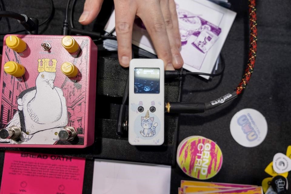 The UwU Virtual Pet Buffer is a Tamagotchi in a guitar pedal | DeviceDaily.com