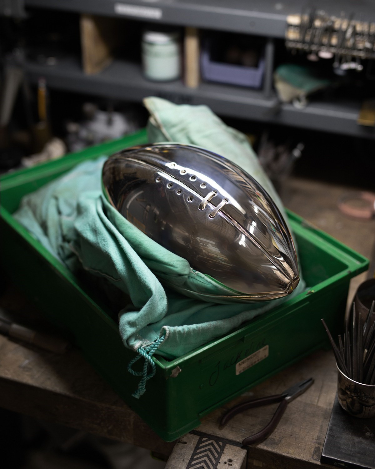 How Tiffany  and  Co. makes the Super Bowl trophy from scratch every year | DeviceDaily.com