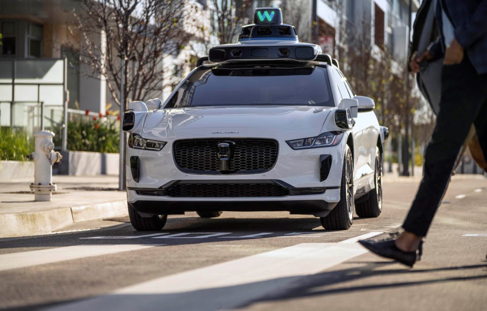 Waymo issued a recall after two robotaxis crashed into the same pickup truck | DeviceDaily.com