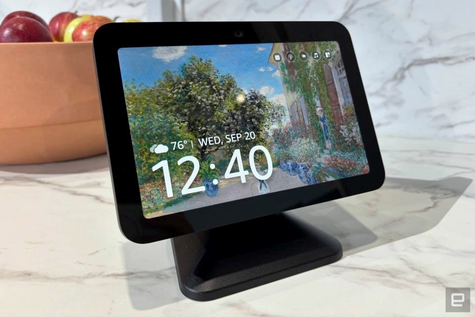 Pick up the 2023 Echo Show 8 with a free smart bulb for $100 in the Amazon Spring Sale | DeviceDaily.com