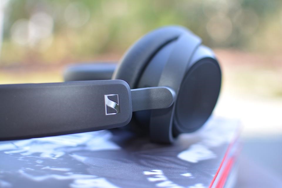 Sennheiser Accentum Plus review: Upgrades that aren’t worth the extra cost | DeviceDaily.com