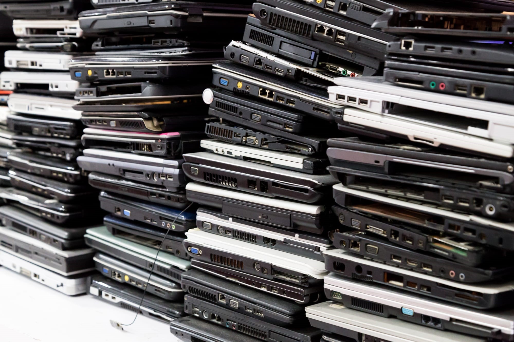 Stack of old, broken and obsolete laptop computer | DeviceDaily.com