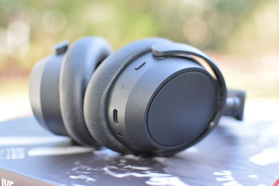 Sennheiser Accentum Plus review: Upgrades that aren’t worth the extra cost | DeviceDaily.com