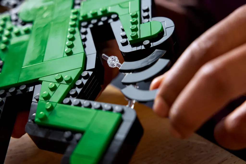 Lego just turned Keith Haring’s iconic dancing figures into a buildable piece of wall art | DeviceDaily.com Lego just turned Keith Haring’s iconic dancing figures into a buildable piece of wall art | DeviceDaily.com