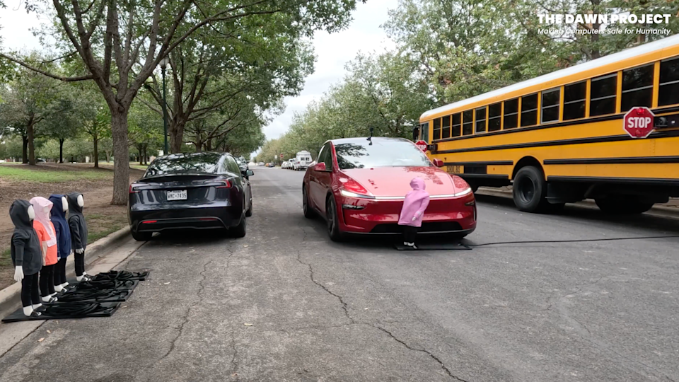 Tesla blows past stopped school bus and hits kid-sized dummies in Full Self-Driving tests | DeviceDaily.com Tesla blows past stopped school bus and hits kid-sized dummies in Full Self-Driving tests | DeviceDaily.com