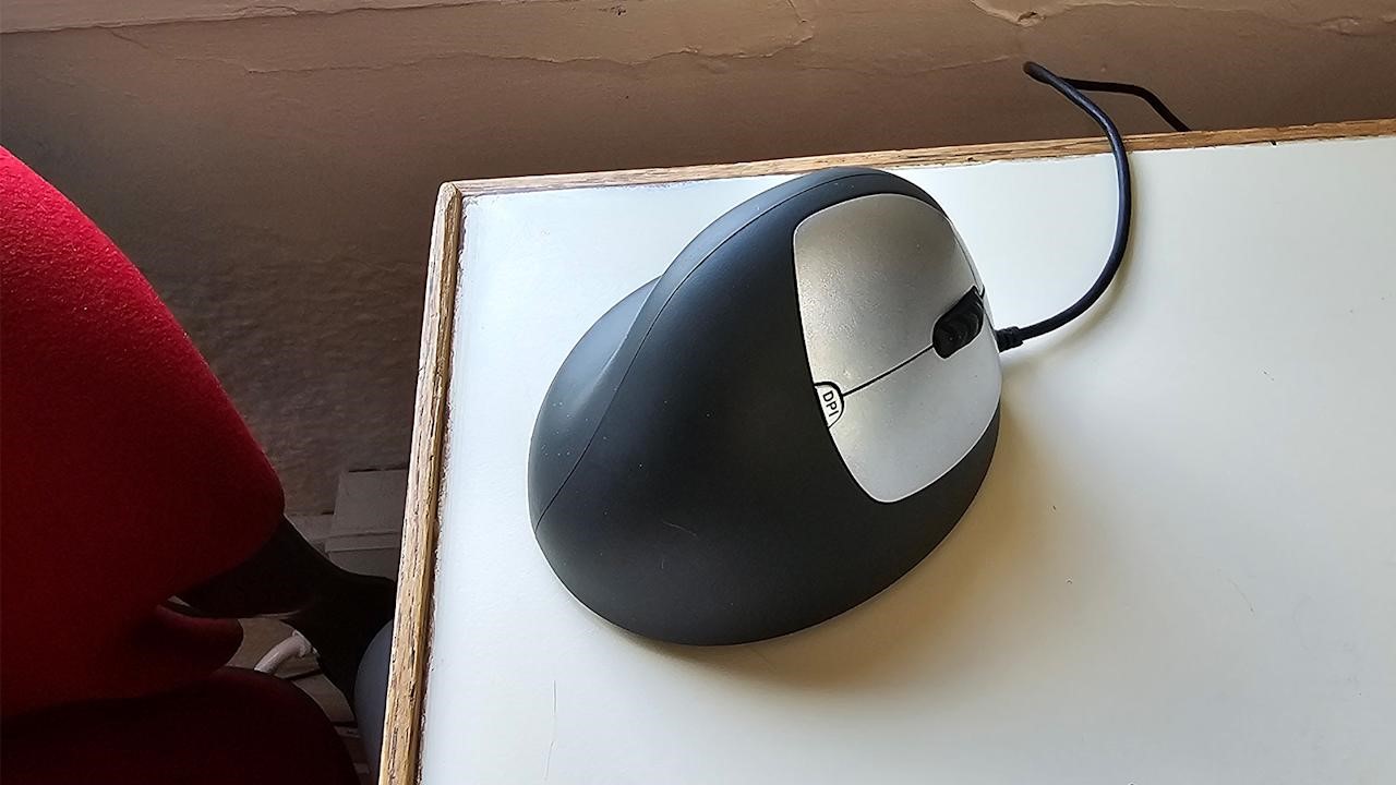 The best ergonomic mouse for 2025 | DeviceDaily.com