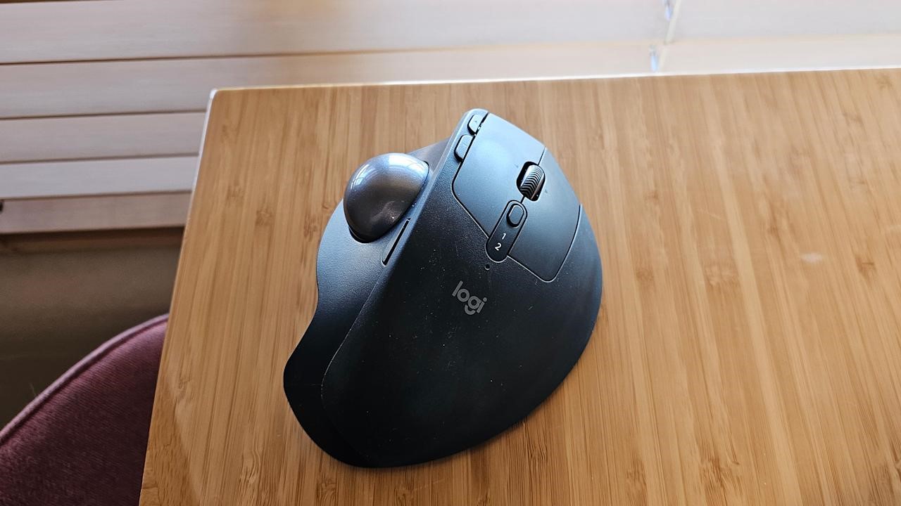 The best ergonomic mouse for 2025 | DeviceDaily.com