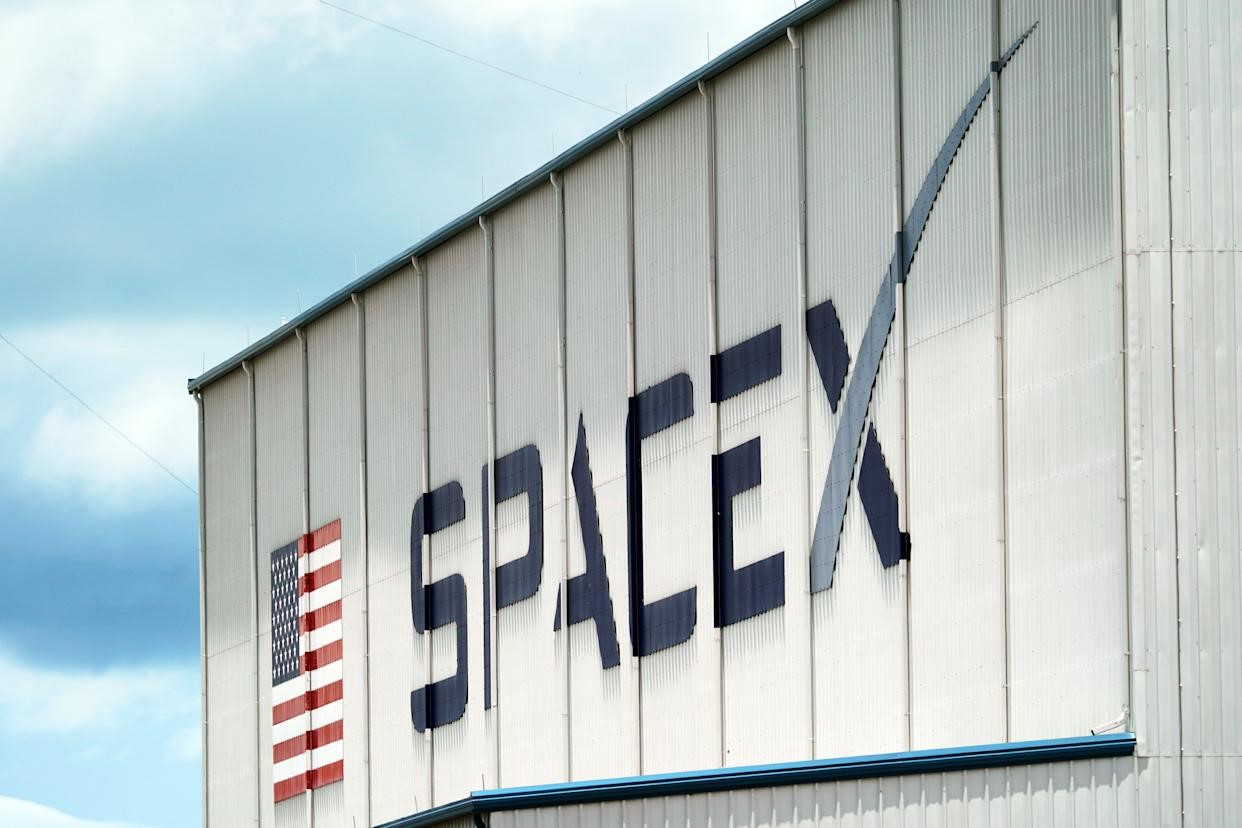 SpaceX's Starshield satellites are reportedly transmitting signals on unauthorized frequencies | DeviceDaily.com