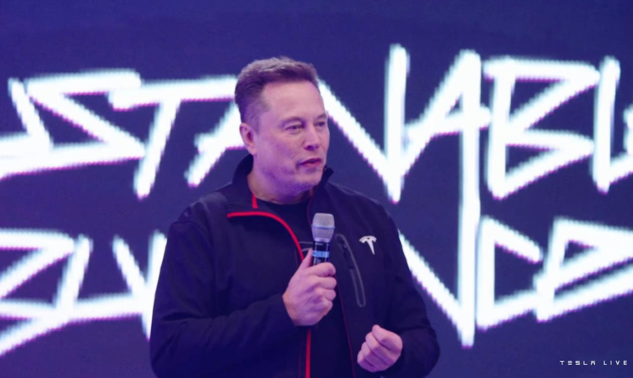 Elon Musk says Tesla owners can ‘text and drive’ very soon | DeviceDaily.com
