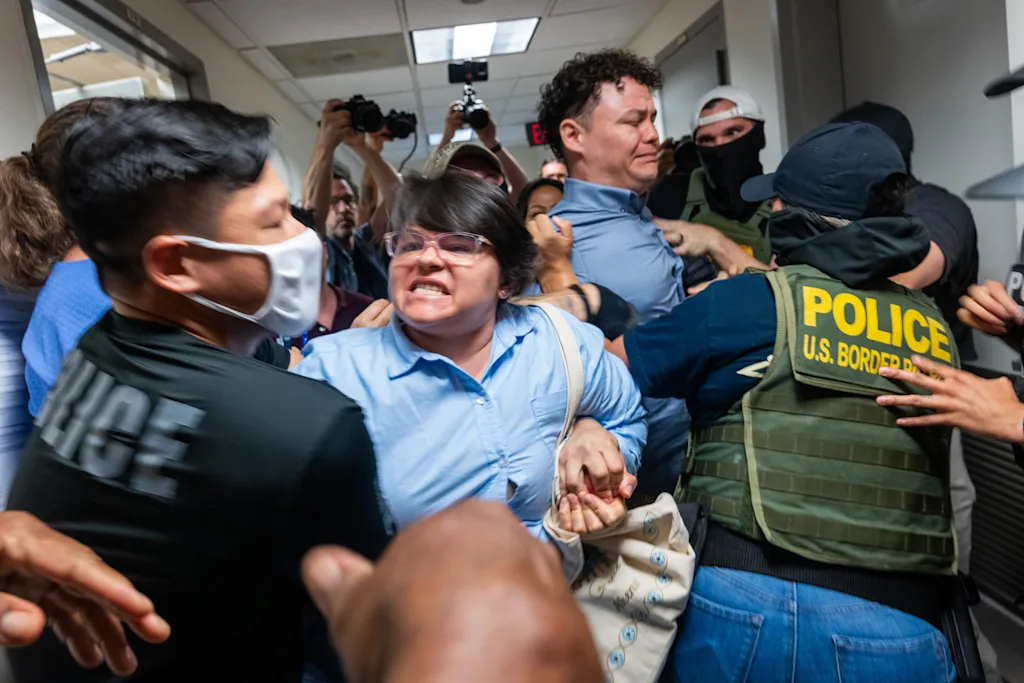 These devastating photos show the chaos of Trump’s mass deportation campaign in 2025 | DeviceDaily.com These devastating photos show the chaos of Trump’s mass deportation campaign in 2025 | DeviceDaily.com