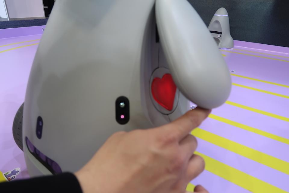 I can't get over this goofy, long-necked 'cyber pet' robot at CES | DeviceDaily.com