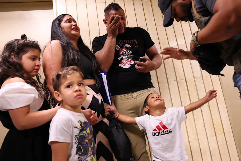 These devastating photos show the chaos of Trump’s mass deportation campaign in 2025 | DeviceDaily.com These devastating photos show the chaos of Trump’s mass deportation campaign in 2025 | DeviceDaily.com