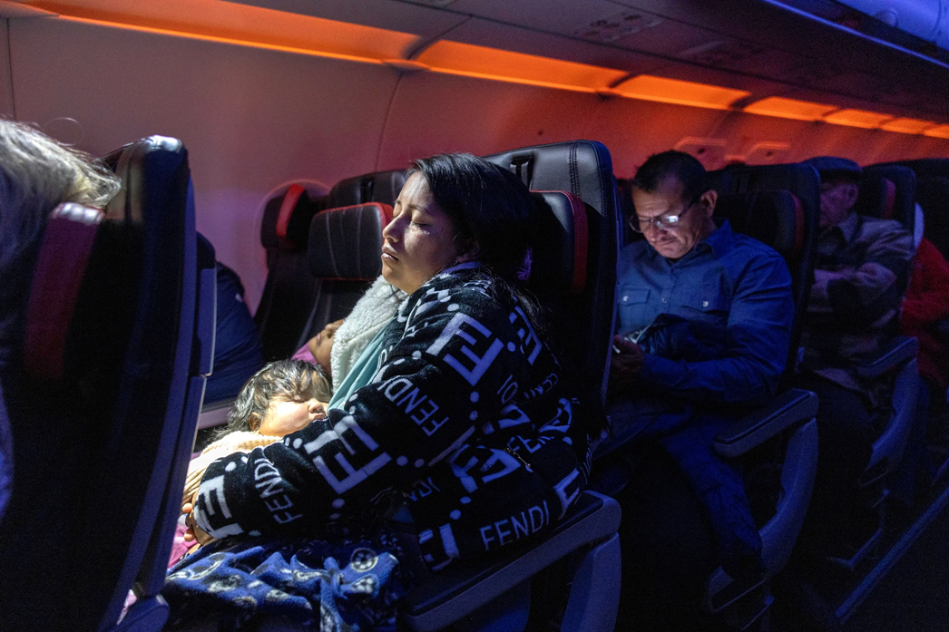 These devastating photos show the chaos of Trump’s mass deportation campaign in 2025 | DeviceDaily.com These devastating photos show the chaos of Trump’s mass deportation campaign in 2025 | DeviceDaily.com