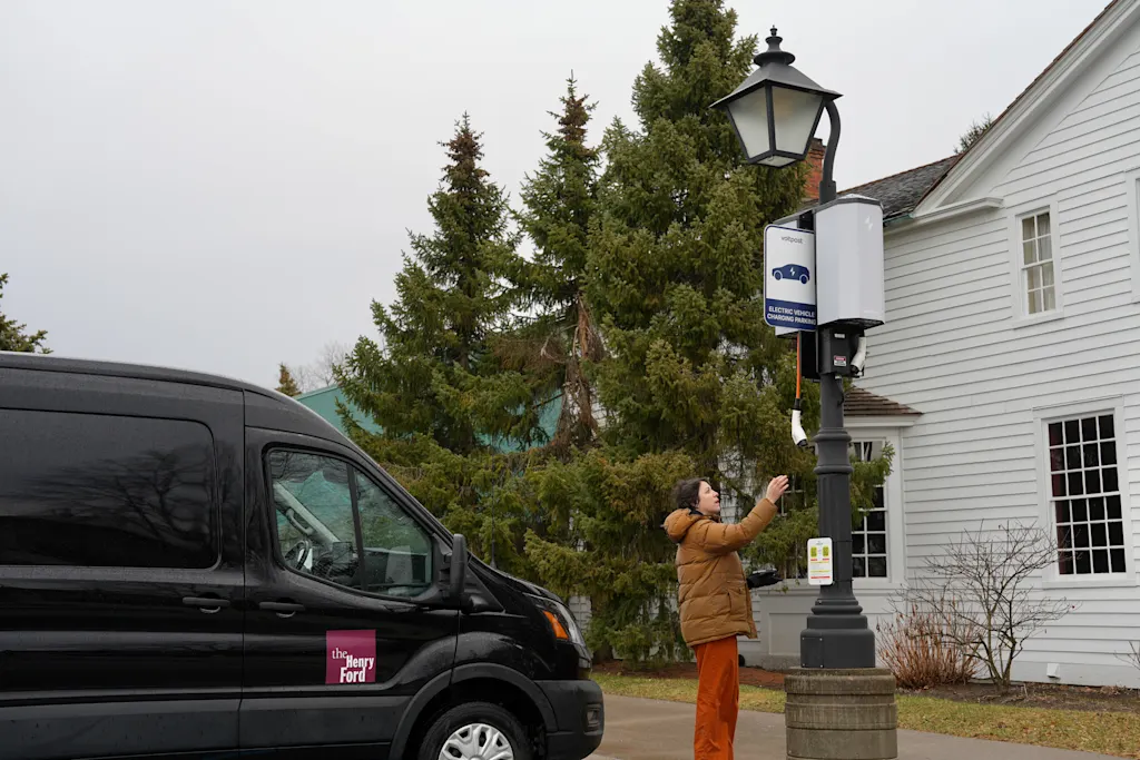 Detroit’s streetlights are becoming EV chargers | DeviceDaily.com