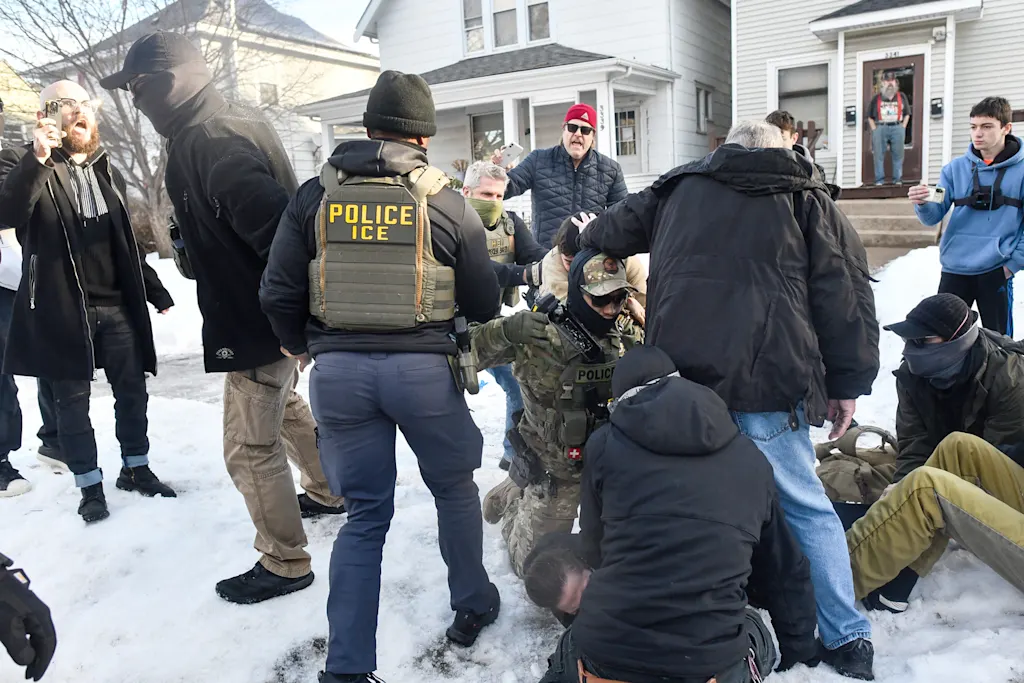 You have a right to record ICE agents. Here’s how to protect your phone (and yourself) | DeviceDaily.com You have a right to record ICE agents. Here’s how to protect your phone (and yourself) | DeviceDaily.com