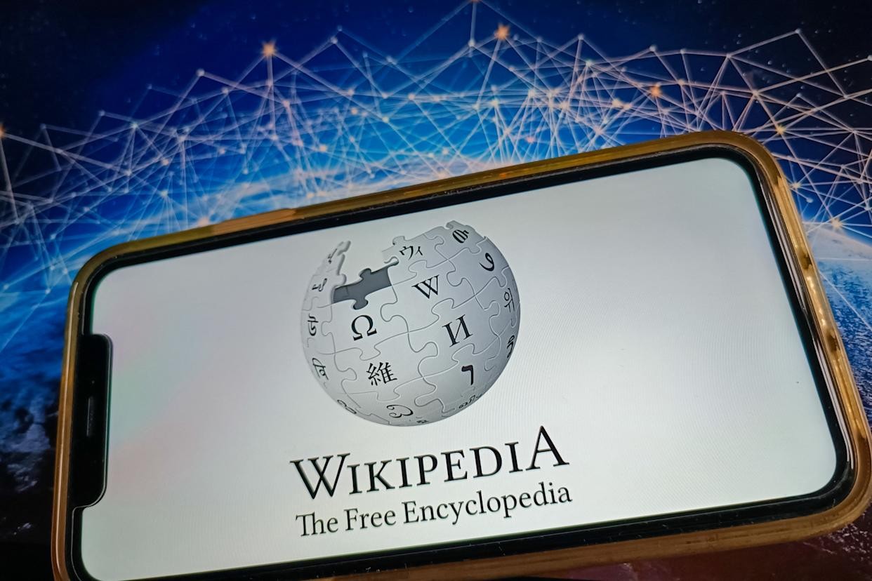 A developer turned Wikipedia into a social media-style feed | DeviceDaily.com